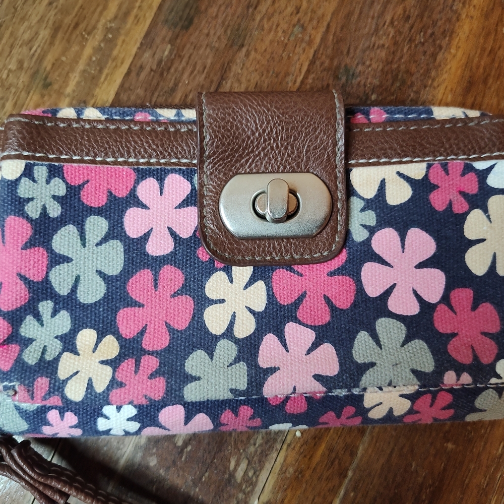 Union Bay Wristlet Zip Around Wallet Women’s Blue Pink Floral 7 in x 4 in